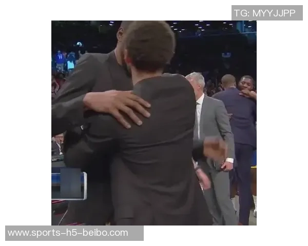 狄龙与火箭球员深情拥抱展现真爱情怀温暖全场